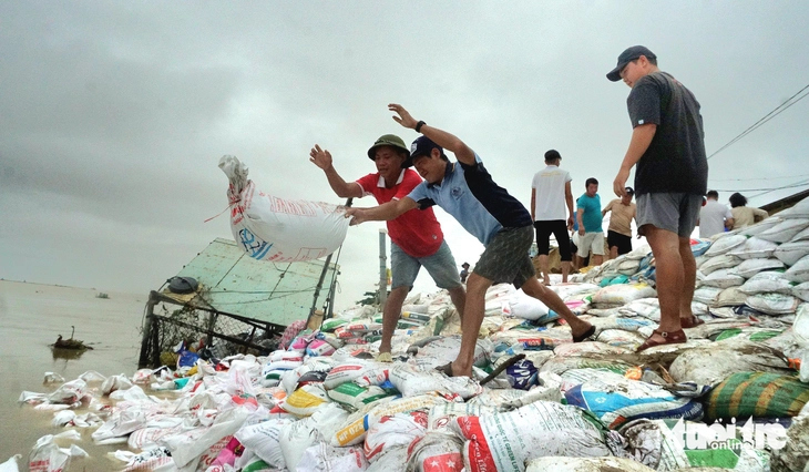 5 ngày đêm ròng rã bảo vệ từng mét đất trước sóng dữ nơi cửa biển Đà Nẵng - Ảnh 1.