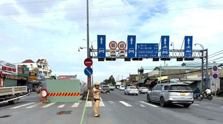 Thi công cầu vượt ngã tư Đình, CSGT TP.HCM hướng dẫn người dân đi theo lộ trình mới - Ảnh 1.