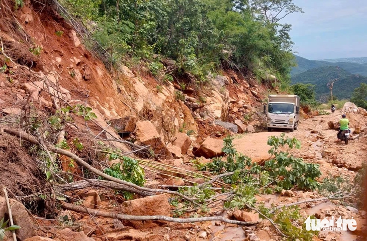 Công ty có hồ nước vỡ gây chết người ở Tuy Phong đang làm những công trình gì trên núi? - Ảnh 4.
