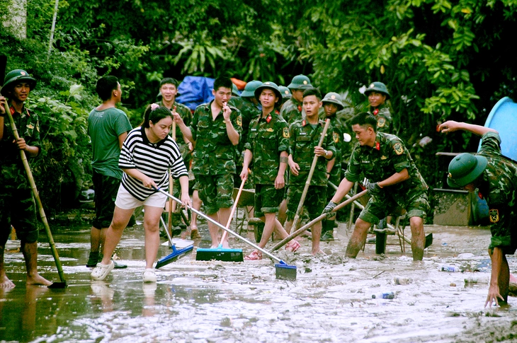 Quân khu 5 lập các sở chỉ huy tiền phương, lệnh sẵn sàng ứng phó bão Kalmaegi - Ảnh 1.