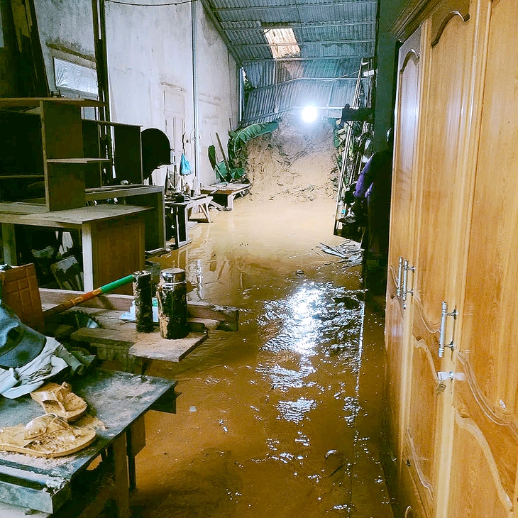 Lũ bùn tràn vào nhà như thác, công an phải leo rào vào nhà gọi dân sơ tán khẩn - Ảnh 7.