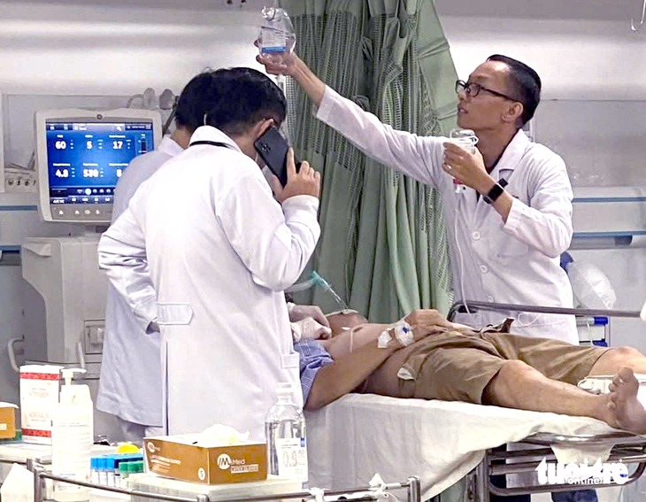 Bác sĩ ép tim, hỗ trợ hô hấp suốt gần 1 giờ cứu bệnh nhân ngưng tim, ngưng thở - Ảnh 1.