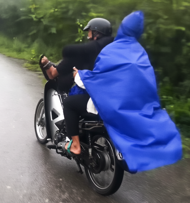 Công an triệu tập nhóm thiếu niên đi xe máy bằng chân, quay clip đăng lên mạng xã hội - Ảnh 1.