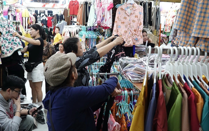 Đề xuất tính thuế theo tỉ lệ %/doanh thu khi bỏ thuế khoán, lo gánh nặng với hộ kinh doanh  - Ảnh 3.