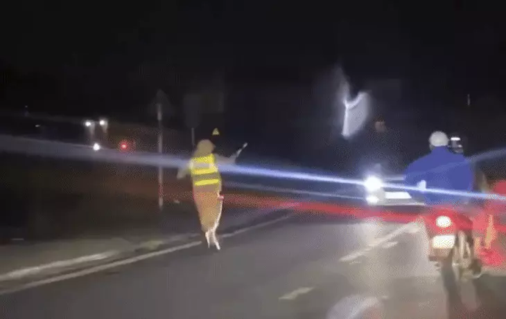 Cảnh sát ra hiệu dừng xe kiểm tra nồng độ cồn, tài xế lùi ô tô xuống ruộng - Ảnh 1.