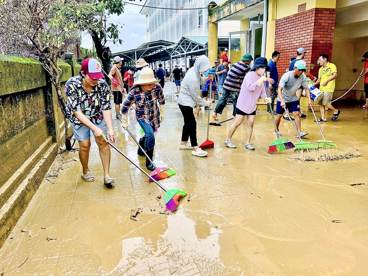 Thầy trò miền Trung gượng dậy sau lũ dữ - Ảnh 1.