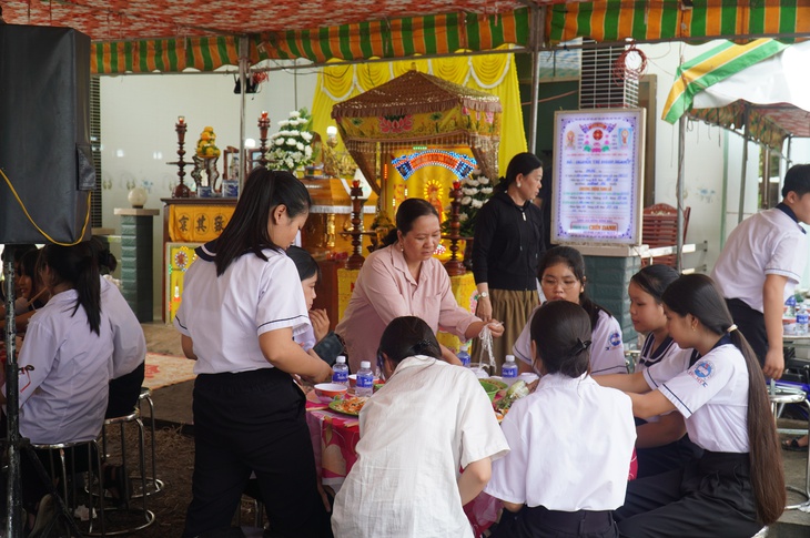 Người nhà kể lại khoảnh khắc phát hiện hai mẹ con bị điện giật trong ngôi nhà ngập nước - Ảnh 2.