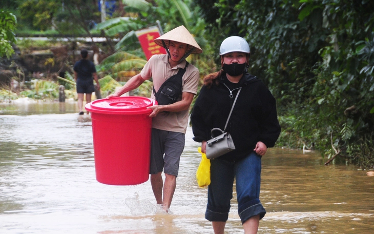 Xót xa cảnh hàng trăm người dân phải tá túc trong chòi tre giữa rừng được bộ đội dựng khẩn cấp - Ảnh 7.