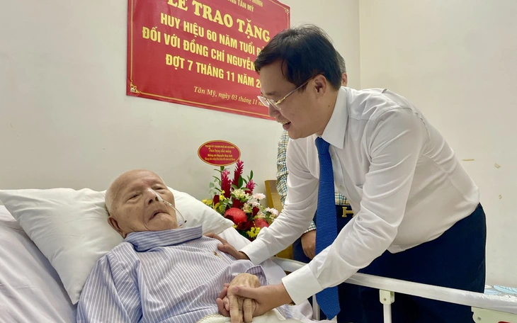 Bí thư Thành ủy TP.HCM Trần Lưu Quang trao tặng Huy hiệu 80 năm tuổi Đảng đến cụ Tạ Đăng Siêu - Ảnh 3.