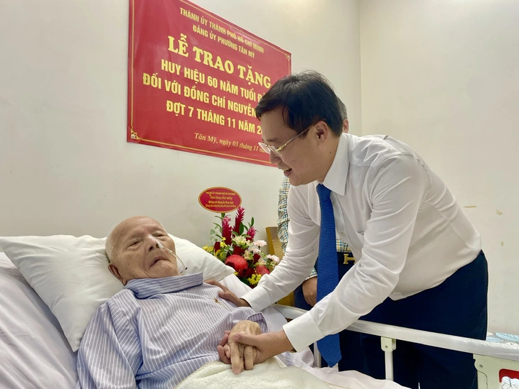 Huy hiệu Đảng - Ảnh 1.