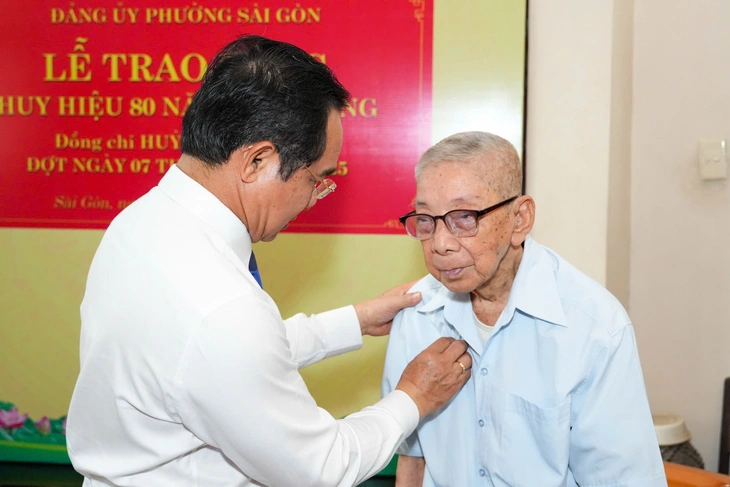 Huy hiệu Đảng - Ảnh 3.