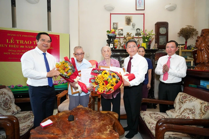 Lãnh đạo TP.HCM trao Huy hiệu Đảng cho đảng viên cao tuổi nhân kỷ niệm Cách mạng Tháng Mười Nga - Ảnh 2.