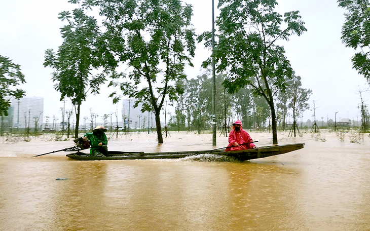 Mưa lớn làm sập mố cầu ở xã vùng cao TP Huế gây chia cắt - Ảnh 1.