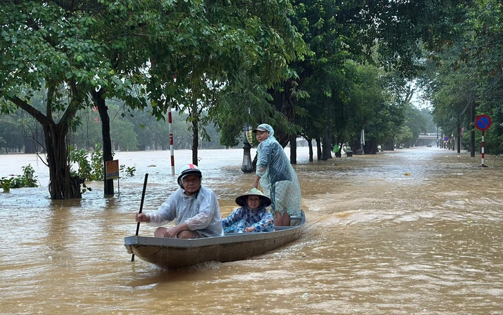 Lũ trên sông Bồ ở Huế - Ảnh 1.