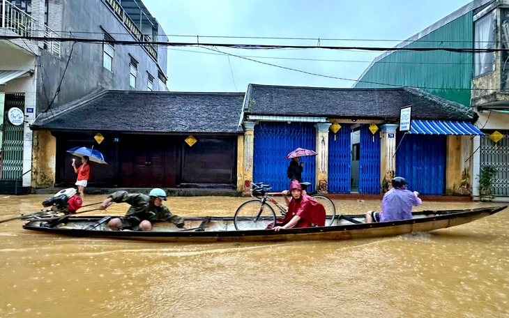 Làm rõ clip chủ ghe thuyền đánh nhau giữ phố ngập lụt ở Huế - Ảnh 4.
