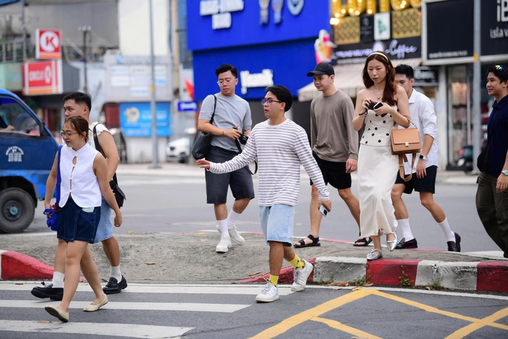 Trong 10 tháng, khách du lịch chi hơn 208.000 tỉ đồng khi đến TP.HCM - Ảnh 1.