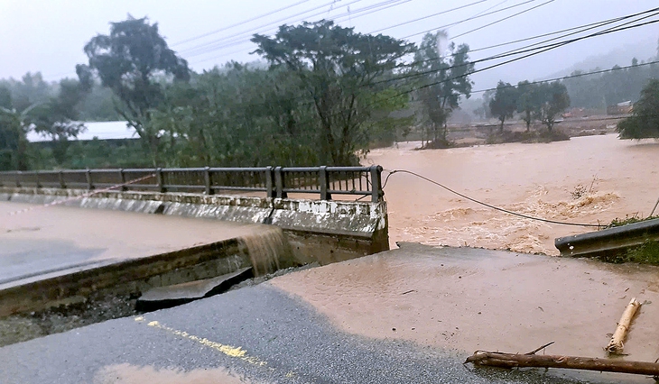 Mưa lớn làm sập mố cầu ở xã vùng cao TP Huế gây chia cắt - Ảnh 1.