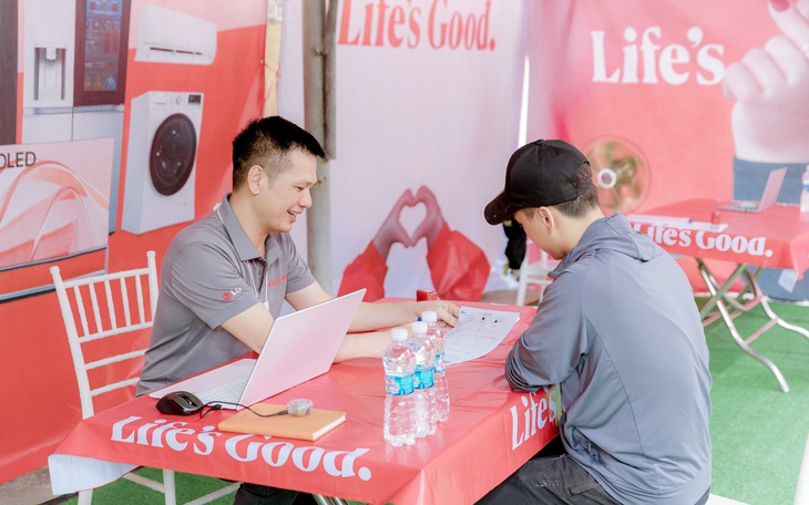 Công ty hỗ trợ thiệt hại lũ lụt cho 5.000 lao động, mỗi người 3 triệu đồng - Ảnh 4.