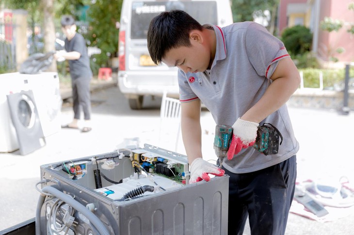 LG hỗ trợ sửa chữa thiết bị, đồng hành cùng người dân sau bão - Ảnh 2.