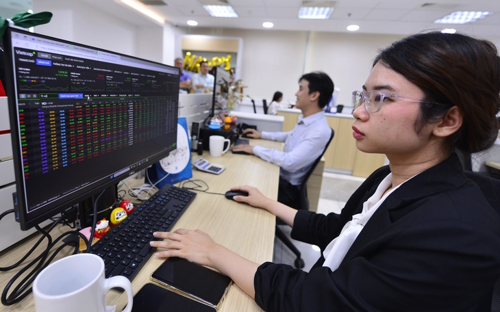 Loạt cổ phiếu chứng khoán, bất động sản 'nằm sàn' - Ảnh 3.