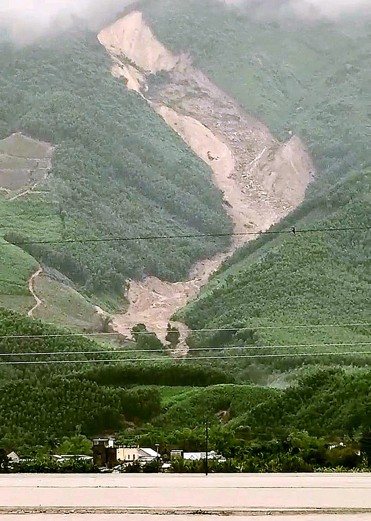 Ngọn núi bị sạt lở dài vài km, 1 người bị đất đá vùi lấp tử vong - Ảnh 1.