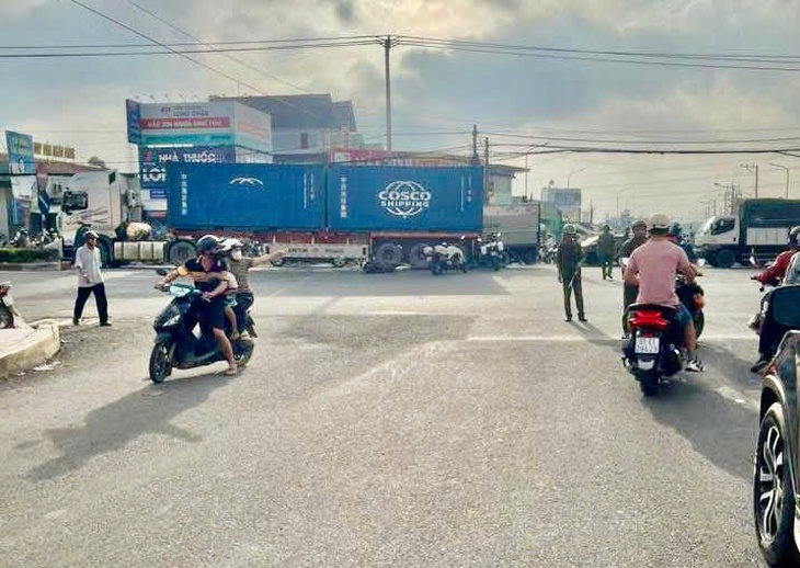 Vợ tử vong, chồng thoát chết sau tai nạn với container - Ảnh 1. tai nạn - Ảnh 1.