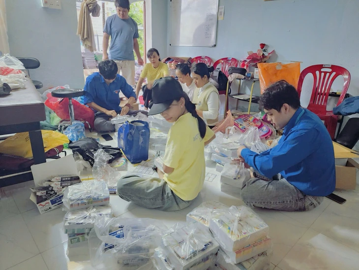 Thương lắm cô trò, mẹ con gom sách vở gửi học sinh vùng lũ - Ảnh 5.