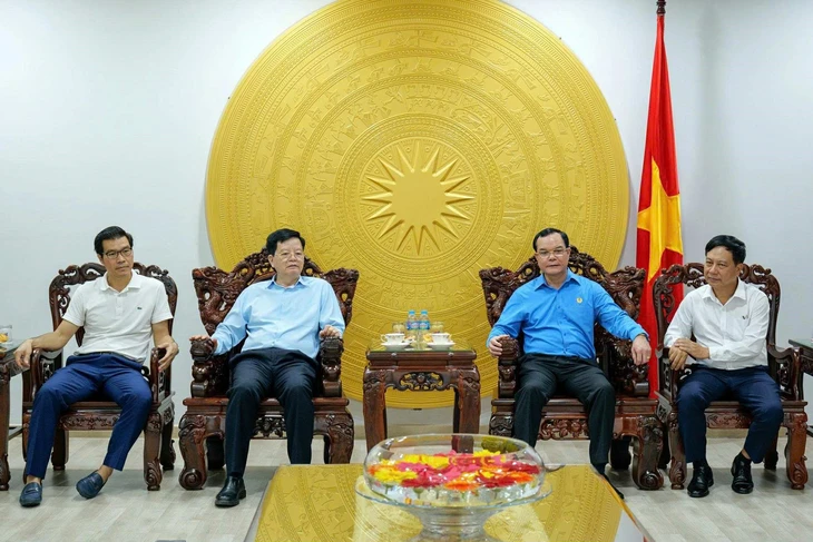 Phó thủ tướng Mai Văn Chính thăm Trường đại học Tôn Đức Thắng, dự bế mạc giải bóng đá công nhân - Ảnh 1.