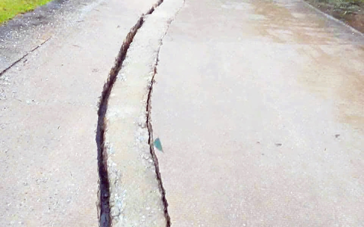 Xuất hiện nhiều vết nứt trên đồi ở Quảng Ngãi, sẵn sàng di dời hàng trăm hộ dân tránh bão - Ảnh 5.