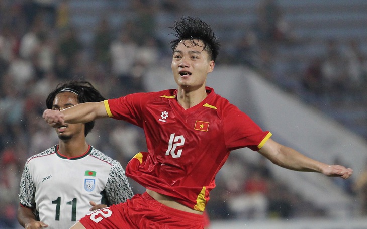 Quả bóng vàng Việt Nam: Đen cho Son - Ảnh 2.