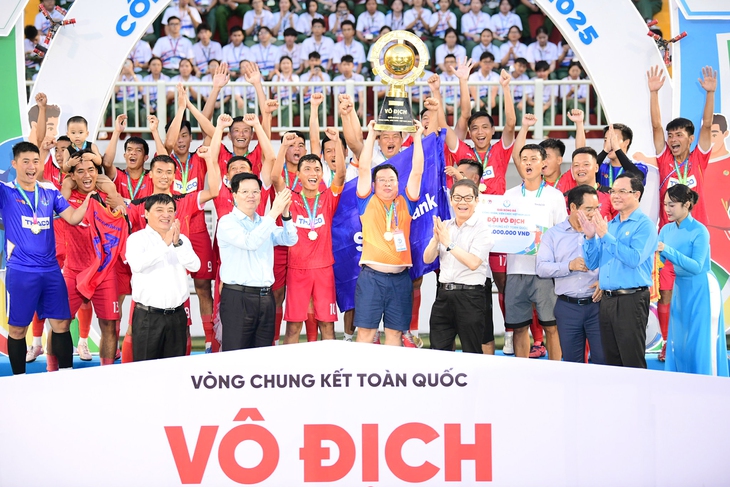 bóng đá công nhân - Ảnh 1.