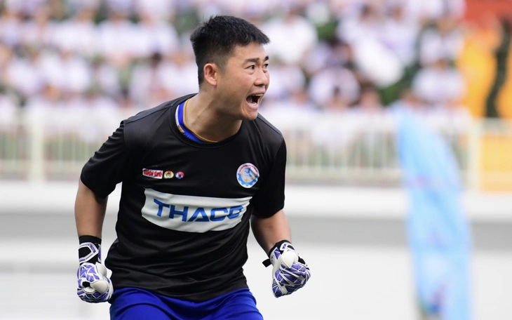 Anh trai đá bóng, vợ 'ngóng' trên sân - Ảnh 4.