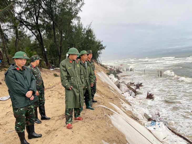 Sạt lở đe dọa 500 nhà dân ven sông Thu Bồn, Đà Nẵng yêu cầu tăng quân từ Sư đoàn 315 gia cố khẩn - Ảnh 3.