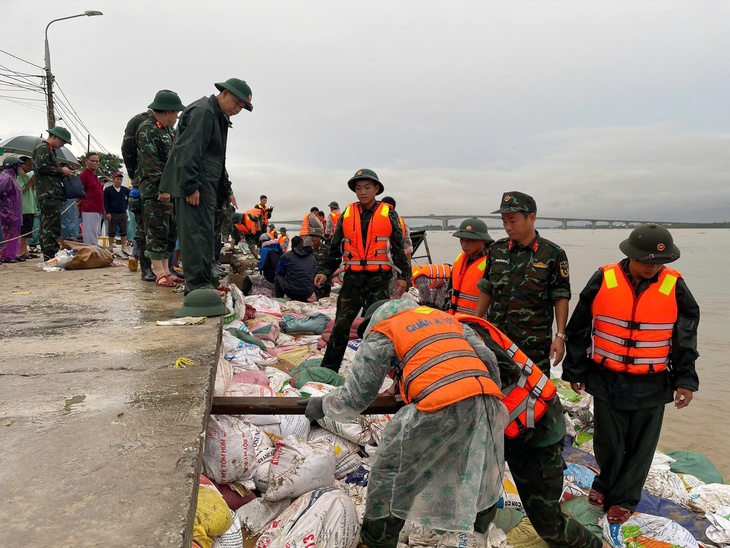 Sạt lở đe dọa 500 nhà dân ven sông Thu Bồn, Đà Nẵng yêu cầu tăng quân từ Sư đoàn 315 gia cố khẩn - Ảnh 4.