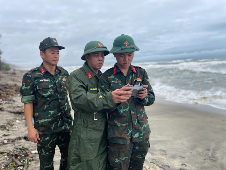 Sạt lở đe dọa 500 nhà dân ven sông Thu Bồn, Đà Nẵng yêu cầu tăng quân từ Sư đoàn 315 gia cố khẩn - Ảnh 5.