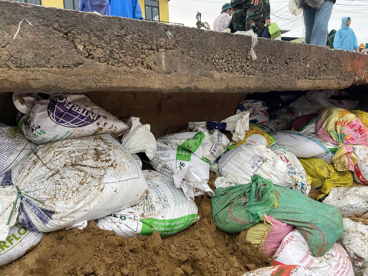 Sạt lở đe dọa 500 nhà dân ven sông Thu Bồn, Đà Nẵng yêu cầu tăng quân từ Sư đoàn 315 gia cố khẩn - Ảnh 1.