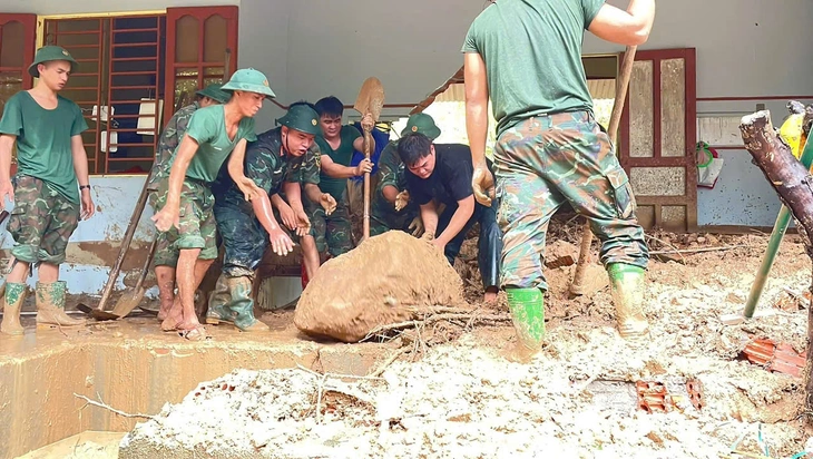 Cõng từng bao gạo tiếp tế cho 3.000 hộ dân vùng sạt lở - Ảnh 4.