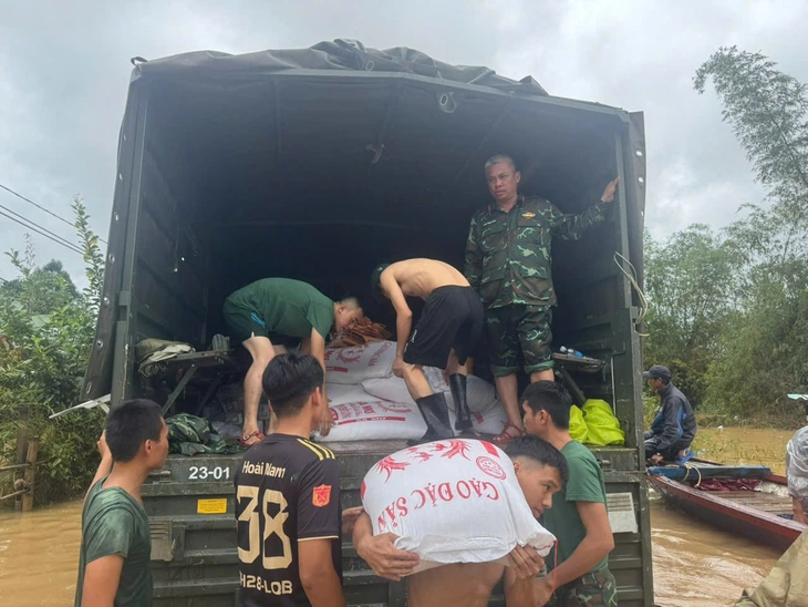 Cõng từng bao gạo tiếp tế cho 3.000 hộ dân vùng sạt lở - Ảnh 1.