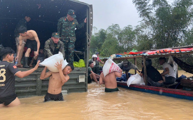 Biệt đội máy cày ở 'rốn lũ' Hòa Thịnh của ông nông dân và 10 chị em phụ nữ - Ảnh 8.