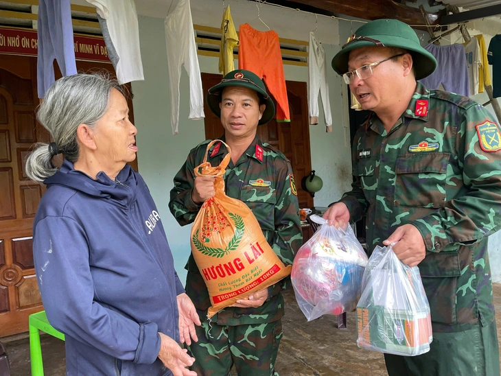 Cõng từng bao gạo tiếp tế cho 3.000 hộ dân vùng sạt lở - Ảnh 9.