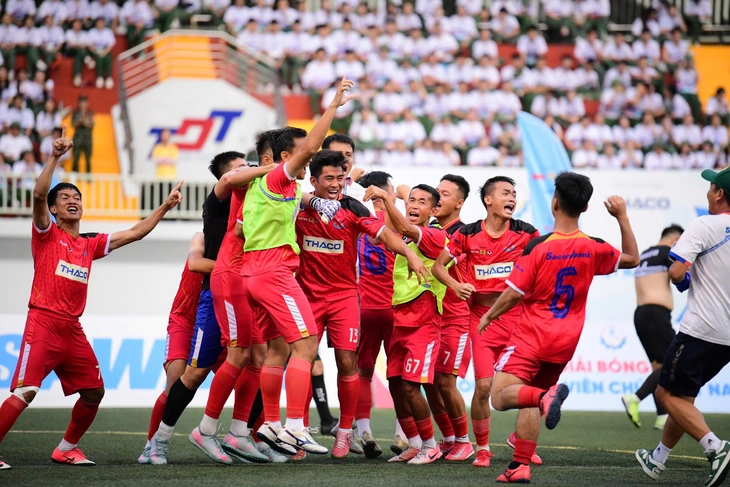 Anh trai đá bóng, vợ 'ngóng' trên sân - Ảnh 3.