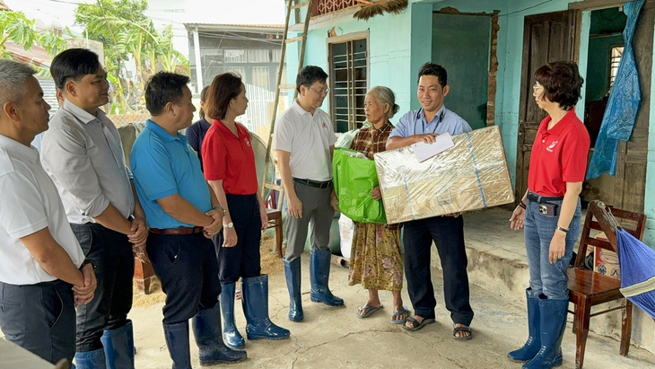 Giữa thiên tai, tình người thành điểm tựa - Ảnh 1. co.opmart - Ảnh 1.