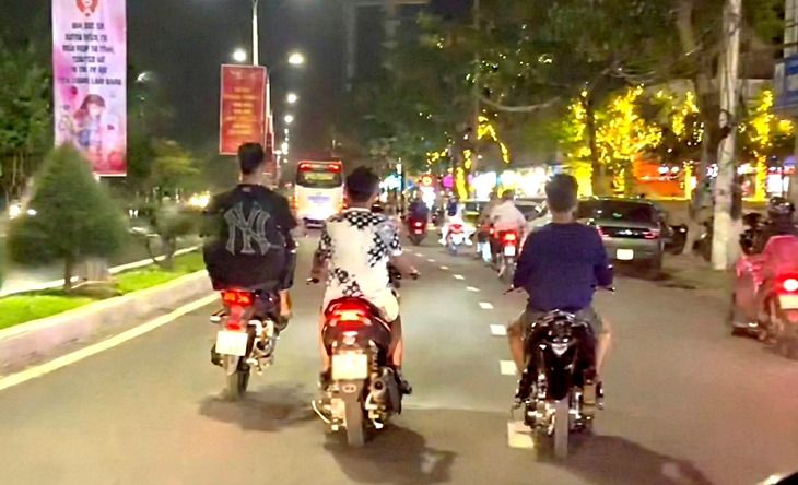 Truy tìm 3 thanh niên phóng xe tốc độ cao, bốc đầu, nẹt pô inh ỏi trên phố Nha Trang - Ảnh 1.
