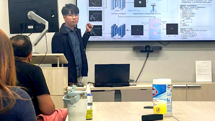 Học năm 4 sư phạm Toán rồi chuyển ngành, chinh phục AI y tế ở Mỹ - Ảnh 1.