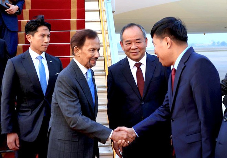 Quốc vương Brunei đến Hà Nội, bắt đầu thăm chính thức Việt Nam - Ảnh 1.