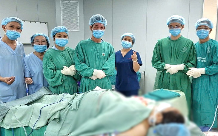 UBND TP.HCM khen thưởng đột xuất ê kíp tái nối bàn tay cho sản phụ mang song thai - Ảnh 3.
