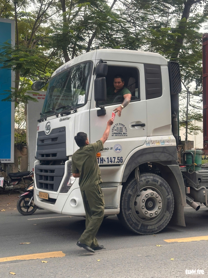 Từ sáng mai, xe tải trên 5 tấn di chuyển từ TP.HCM không được vào đường Bùi Hữu Nghĩa, Đồng Nai- Ảnh 1. Đồng Nai chống kẹt xe: Cấm xe tải trên 5 tấn vào đường Bùi Hữu Nghĩa trong ngày - Ảnh 1.