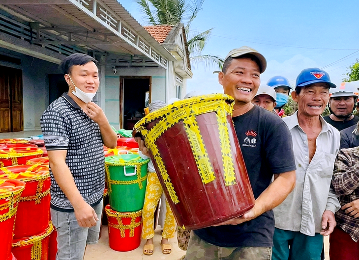 Lý do nhiều người xúc động trước những thùng cứu trợ kiểu 'túi mù' - Ảnh 1.