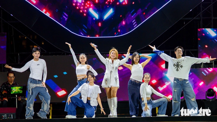 Đêm nhạc Nghĩa tình phương Nam 2025 tiếp nhận hơn 25 tỉ đồng giúp người dân miền Trung - Ảnh 5. Nghĩa tình phương Nam - Ảnh 6.