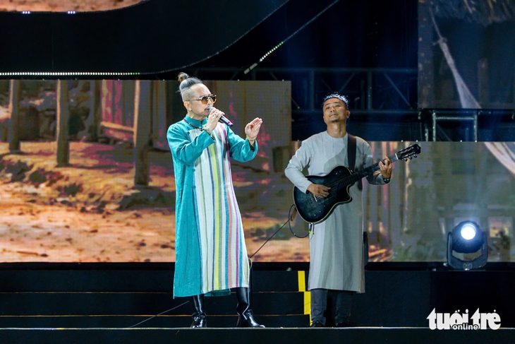 Đêm nhạc Nghĩa tình phương Nam 2025 tiếp nhận hơn 25 tỉ đồng giúp người dân miền Trung - Ảnh 7. Ông Jonathan Hạnh Nguyễn góp 6 tỉ trích từ tiền mừng đám cưới con gái giúp bà con vùng lũ miền Trung - Ảnh 8.